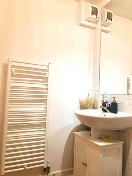 Modern Spacious Retreat Full Fibre Wi-Fi & Free Parking EDI Exterior photo