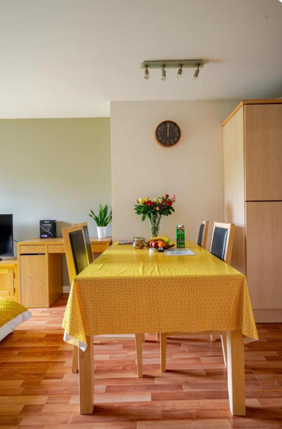 Modern Spacious Retreat Full Fibre Wi-Fi & Free Parking EDI Exterior photo